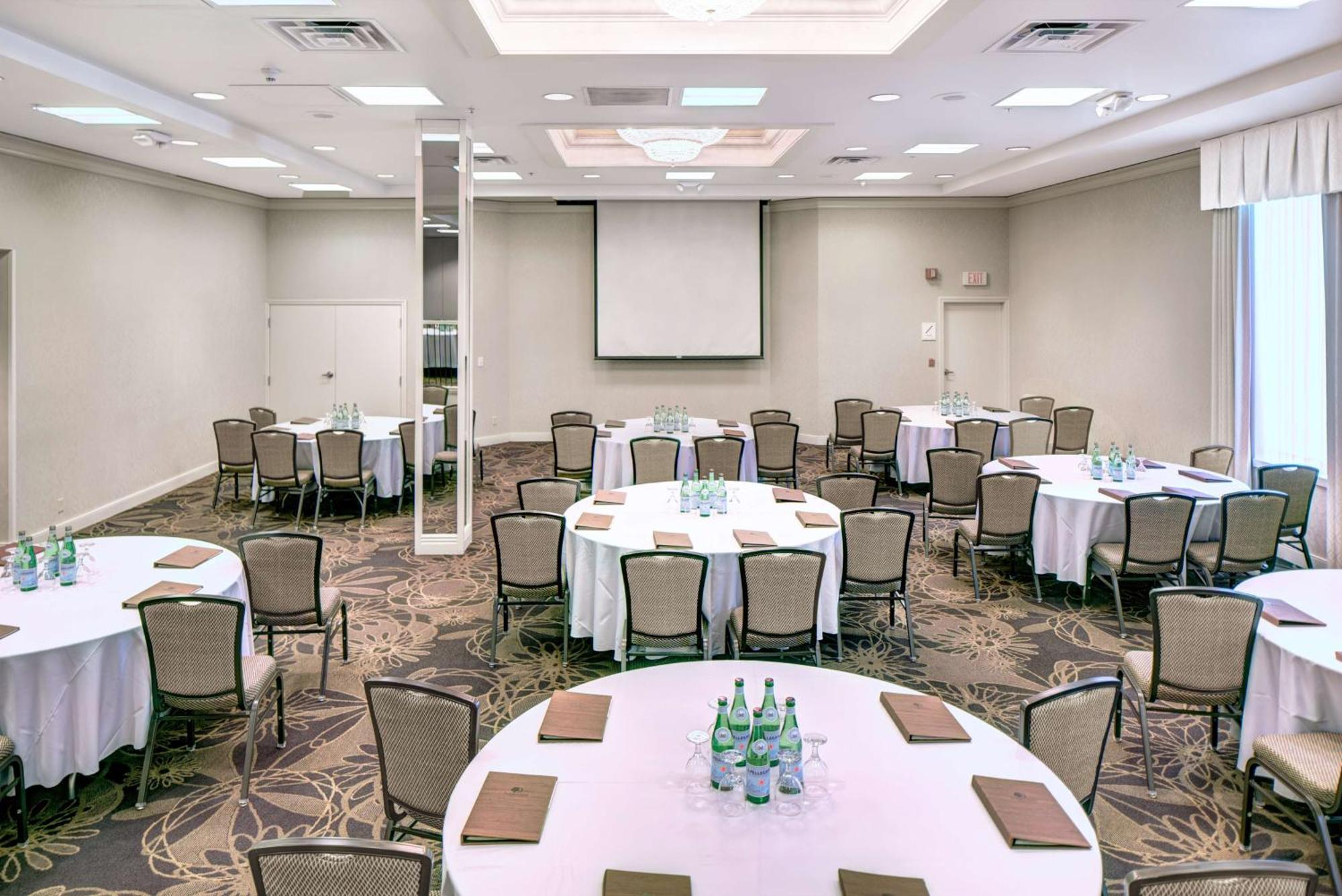 Hotel Doubletree By Hilton Milwaukee Downtown Extérieur photo