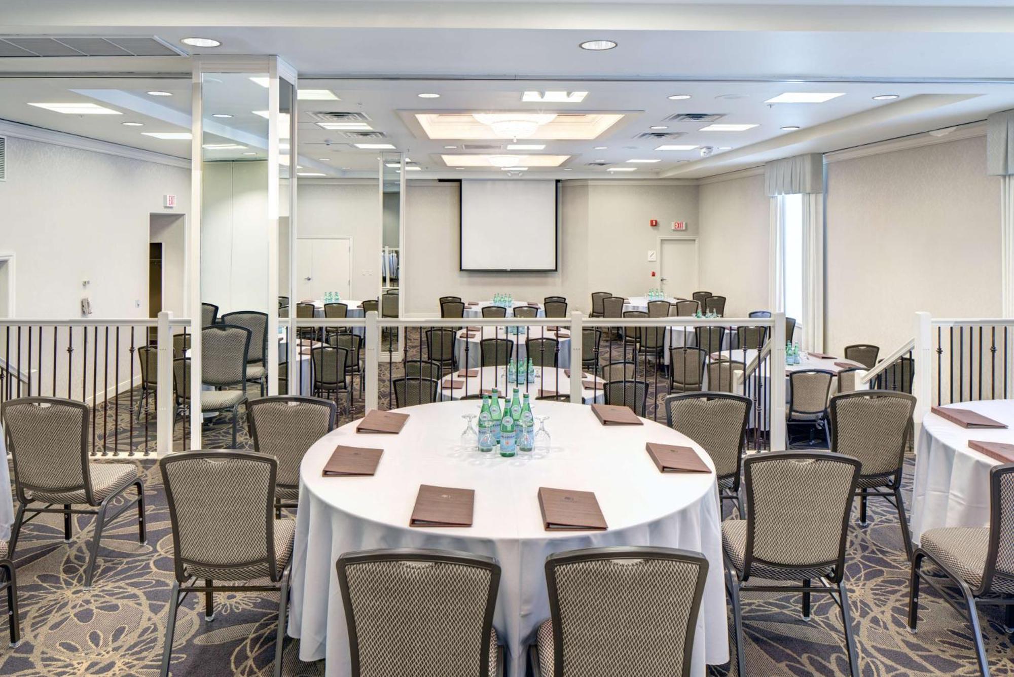 Hotel Doubletree By Hilton Milwaukee Downtown Extérieur photo
