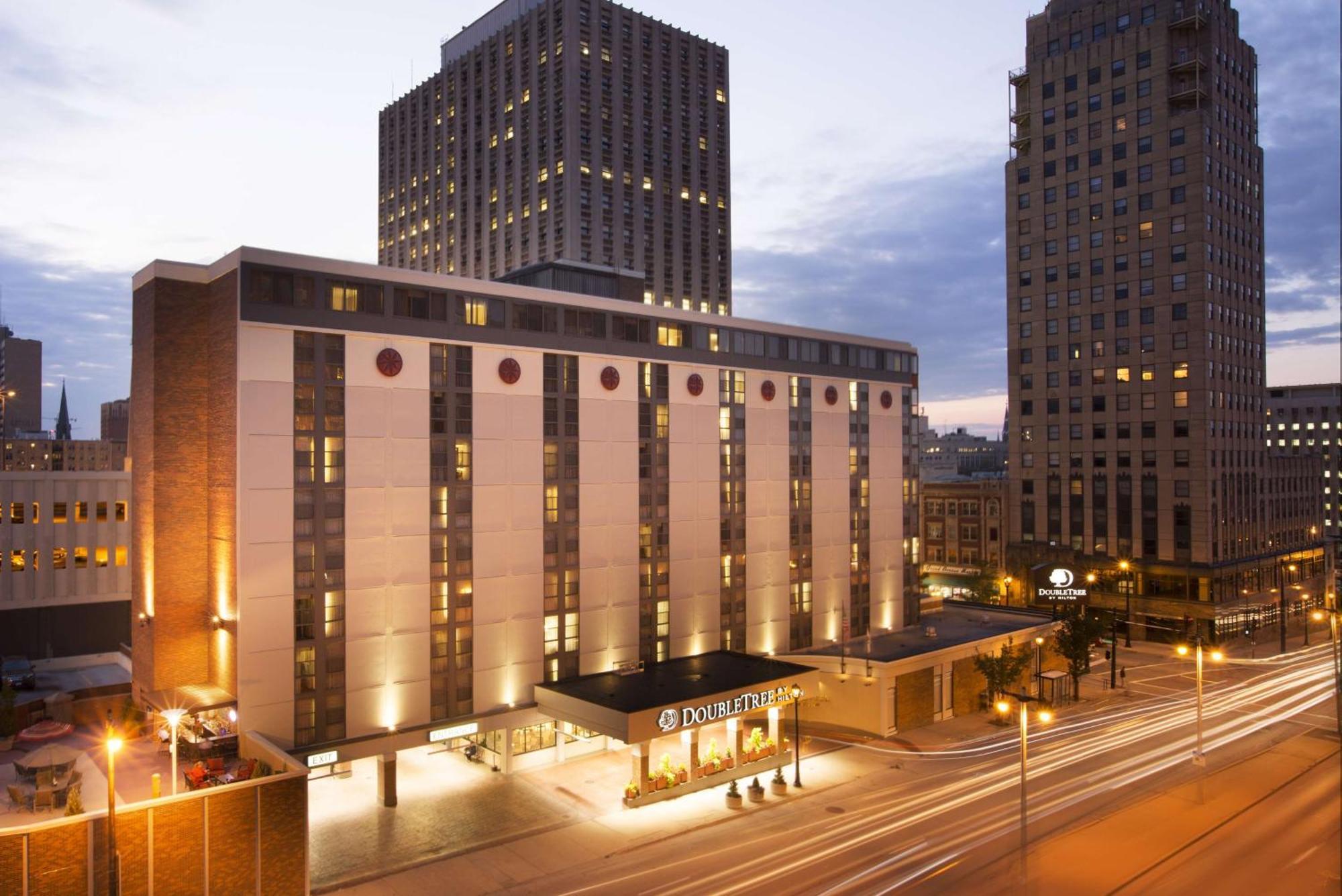 Hotel Doubletree By Hilton Milwaukee Downtown Extérieur photo