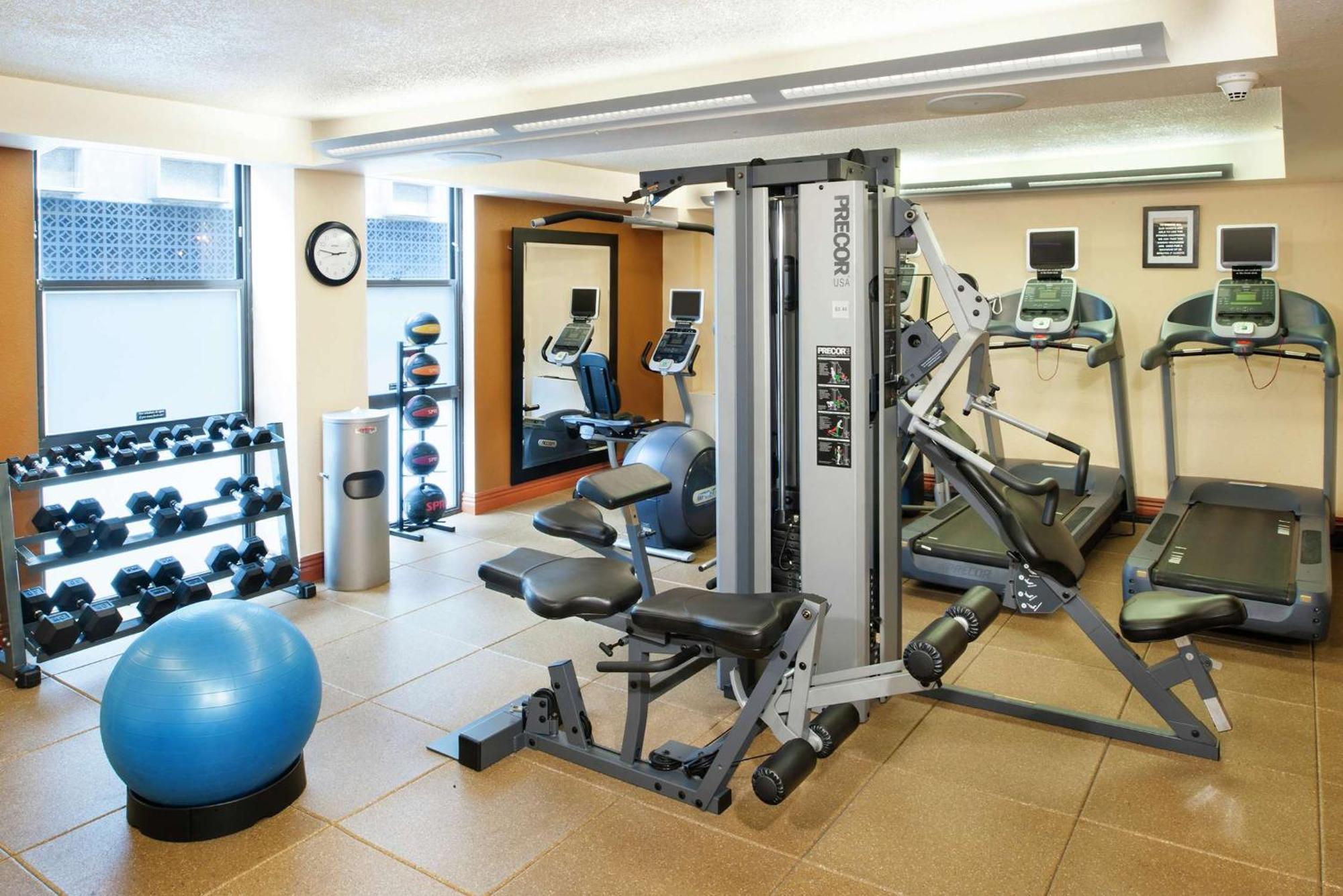 Hotel Doubletree By Hilton Milwaukee Downtown Extérieur photo