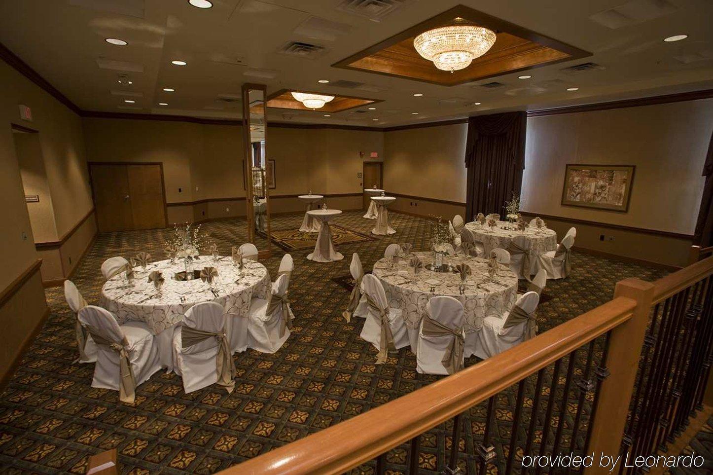 Hotel Doubletree By Hilton Milwaukee Downtown Restaurant photo
