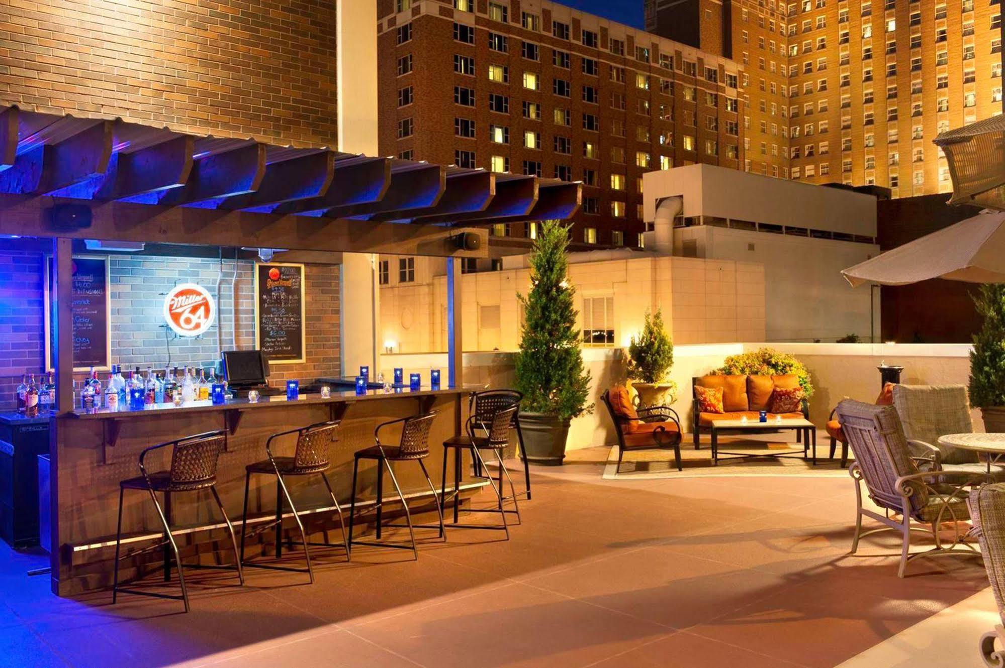 Hotel Doubletree By Hilton Milwaukee Downtown Extérieur photo